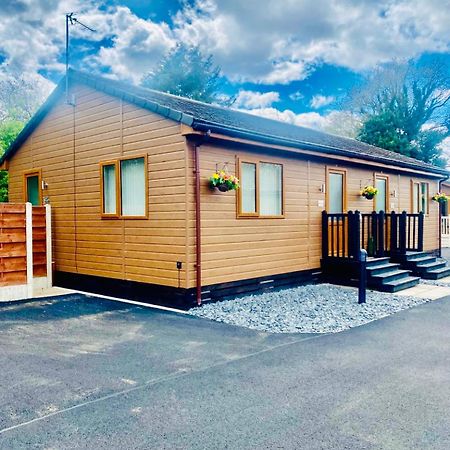 Elder Cabin With Hot Tub York Zewnętrze zdjęcie