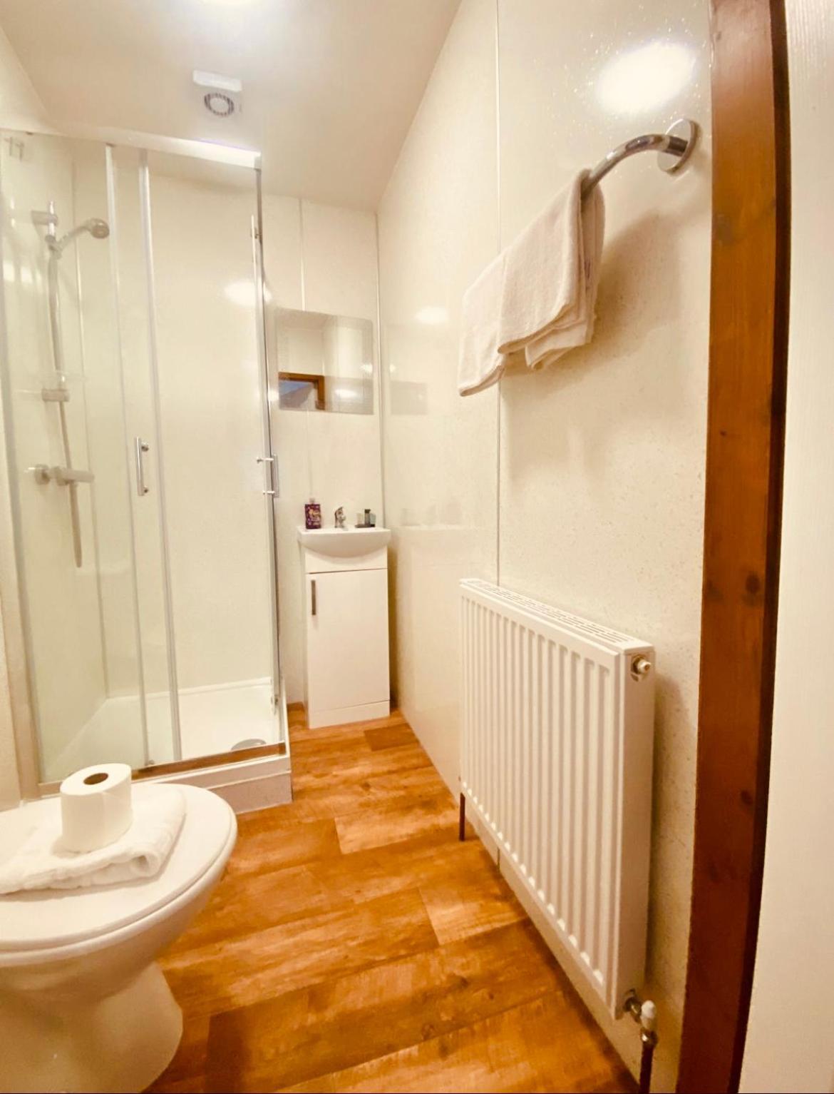 Elder Cabin With Hot Tub York Zewnętrze zdjęcie