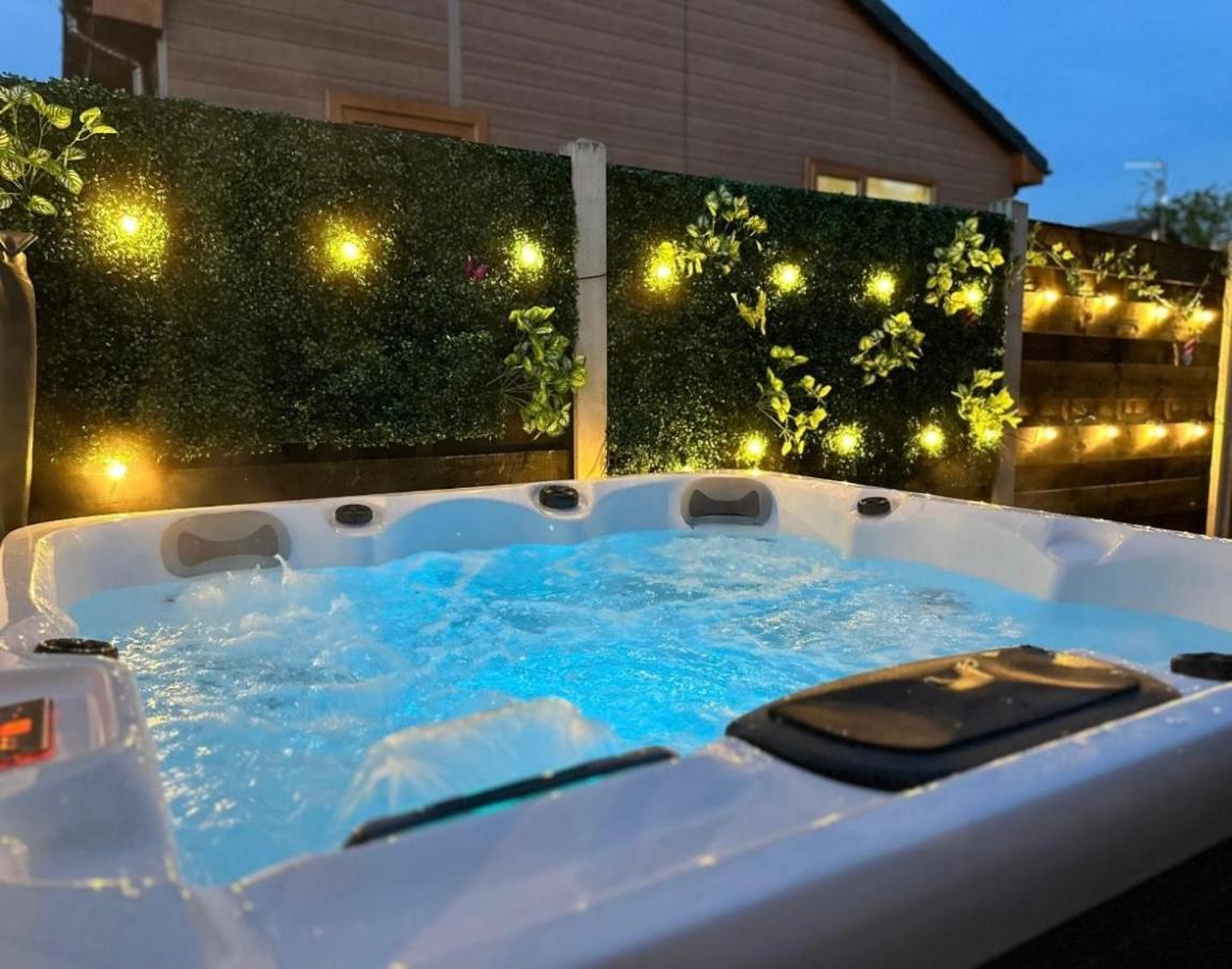 Elder Cabin With Hot Tub York Zewnętrze zdjęcie